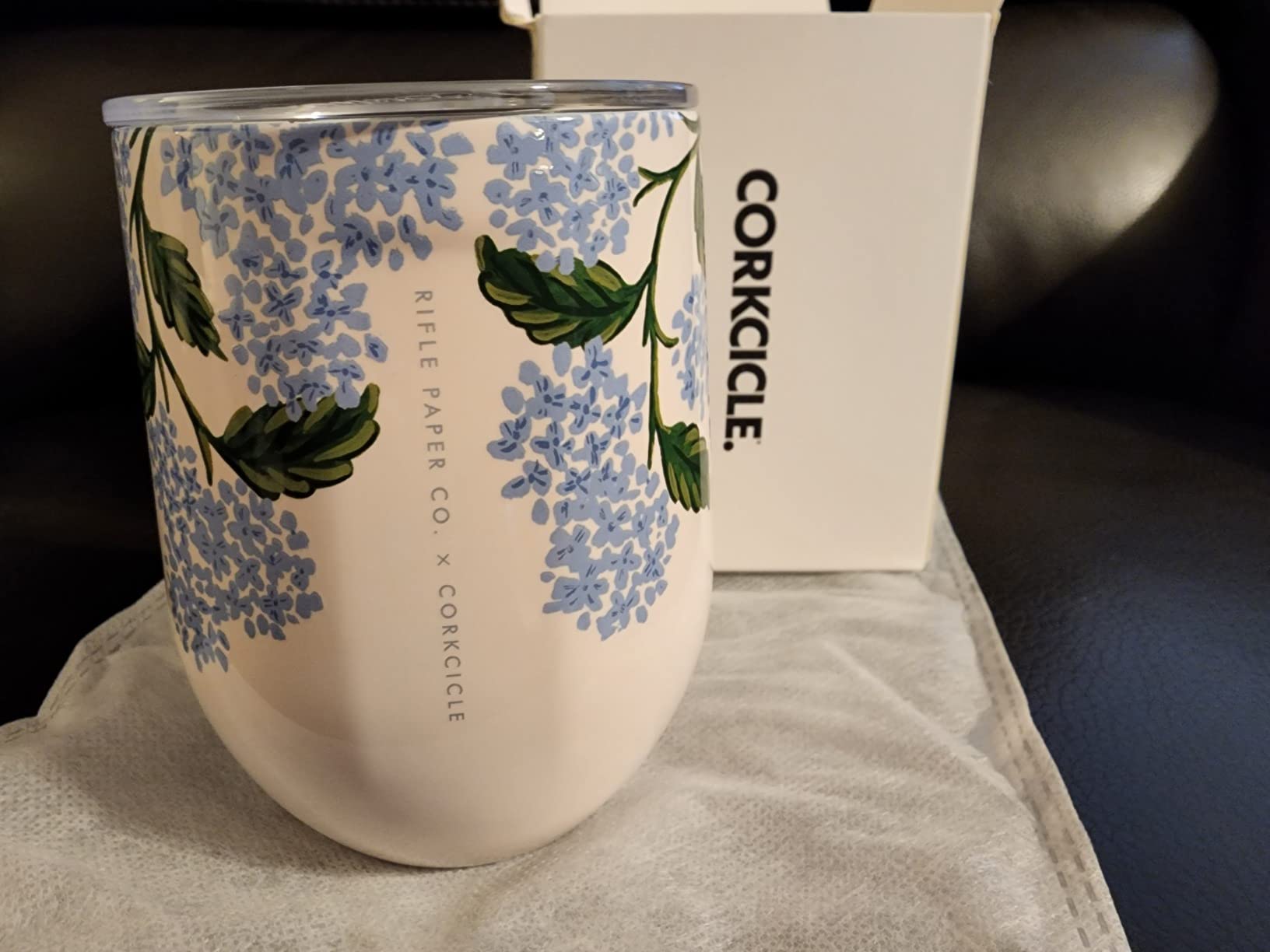 Keeps drinks cold, but lid not leakproof