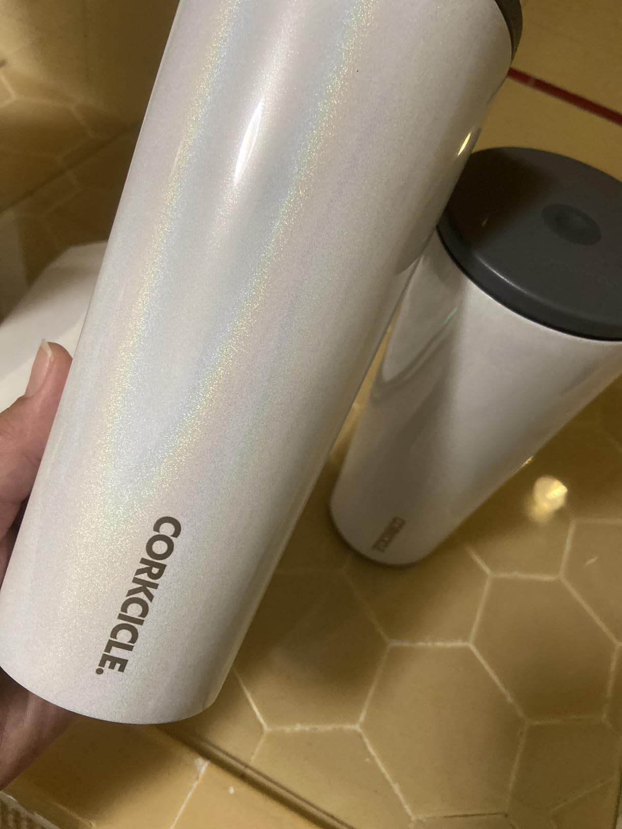 Keeps drinks cold
