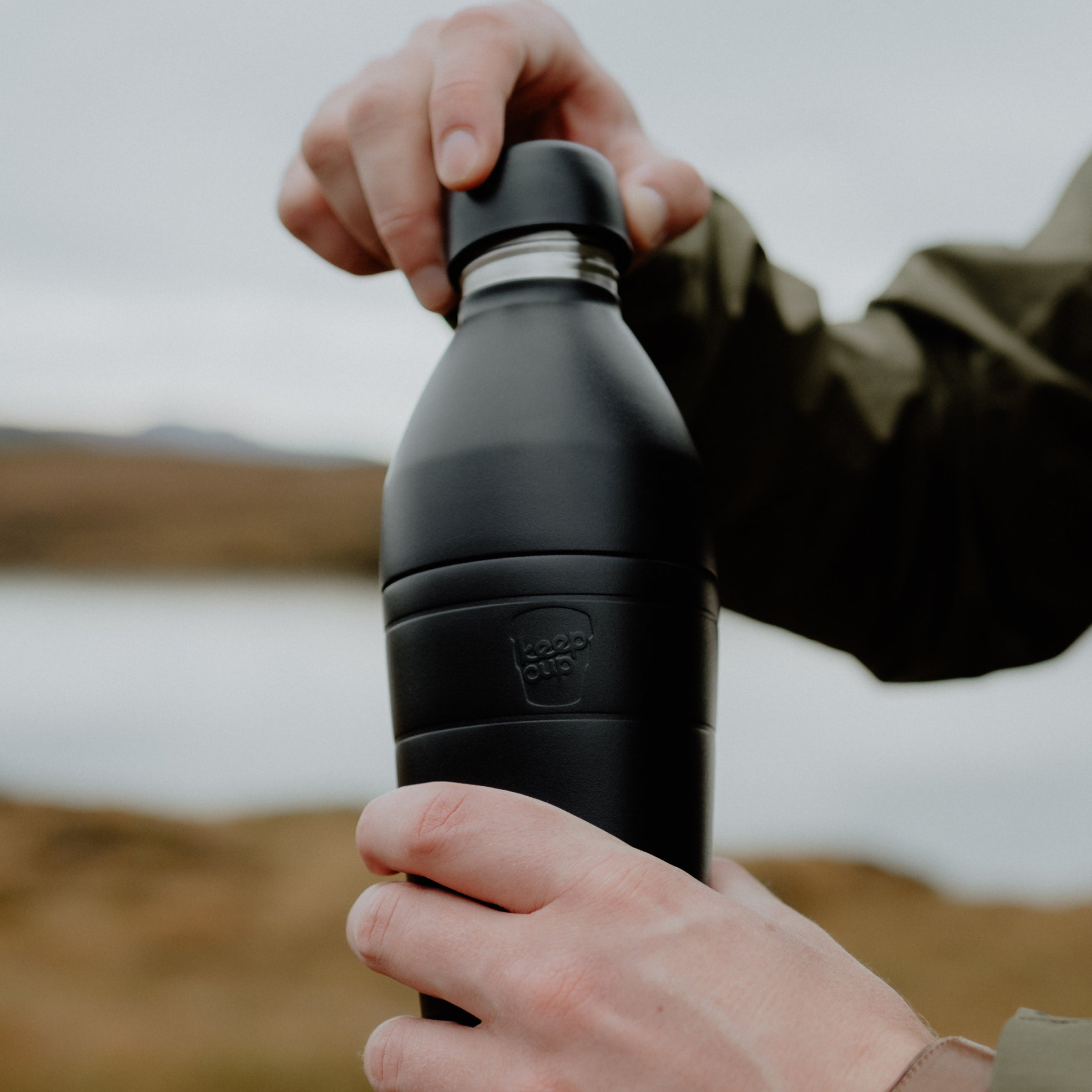 keepcup-helix-bottle-22oz-vacuum-insulated-water-bottle-black image 2