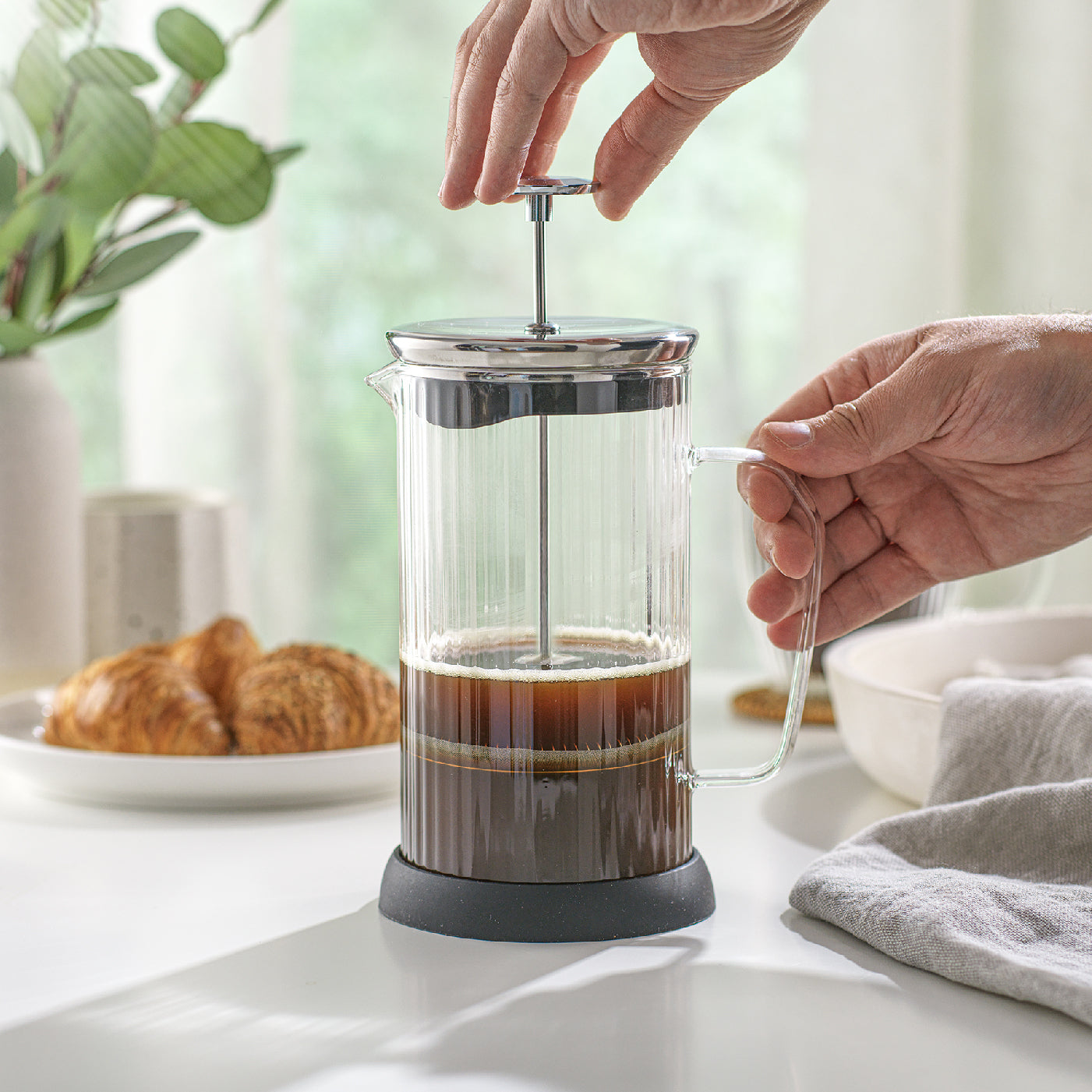 joyjolt-fluted-french-press-matching-mugs-set-33-8-oz-press-2-double-walled-mugs image 6